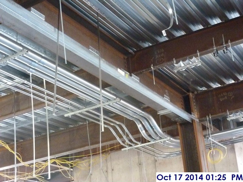 Top metal track and electrical conduit at the 1st Floor Facing South-West (800x600)
